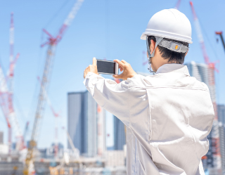 現場の写真をスマホで撮る